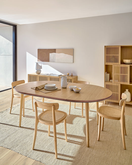 Oqui extendable oval table with an oak veneer and solid wood legs, Ø 140 (220) x 90 cm