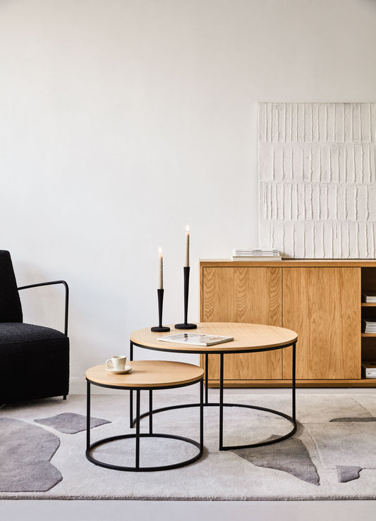 Yoana set of 2 nesting side tables with oak wood veneer & black metal, Ø 80 cm / Ø 50 cm