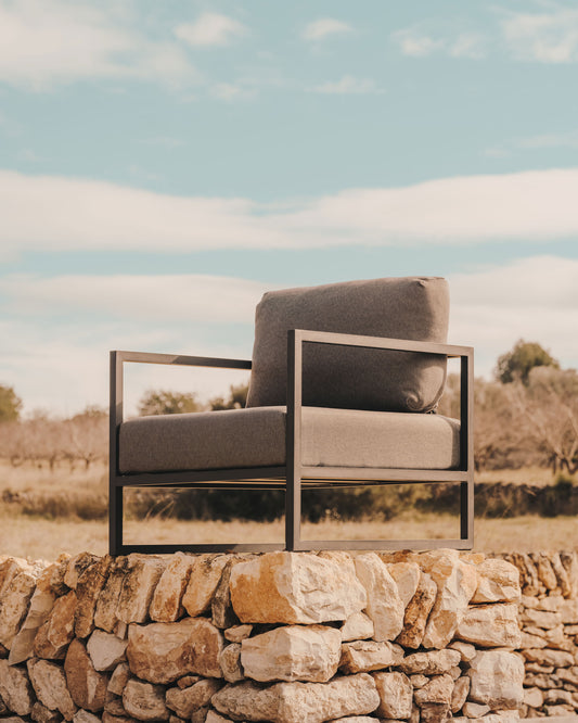 Comova 100% outdoor armchair in light grey and green aluminium