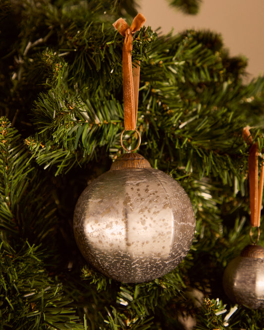 Blama set of 2 Christmas baubles made of silver recycled glass, Ø 10 cm