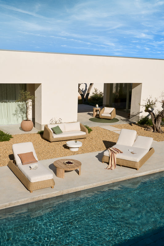 Meria sun lounger in synthetic rattan with FSC 100% solid acacia wood legs