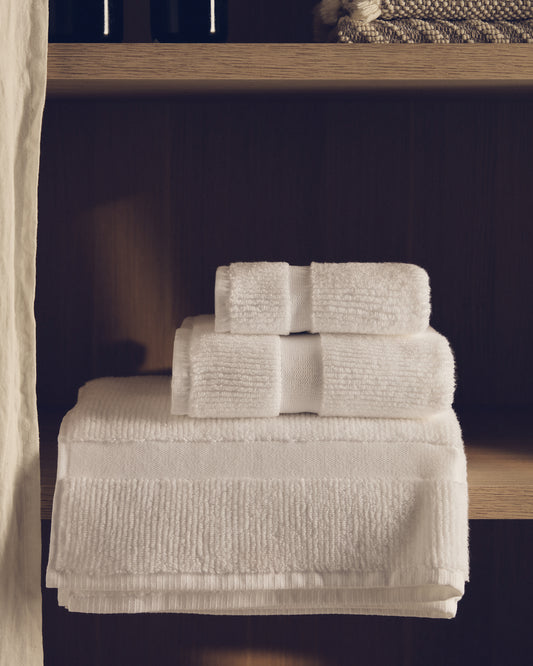 Olvira 100% cotton white jacquard bath towel 70 x 140cm