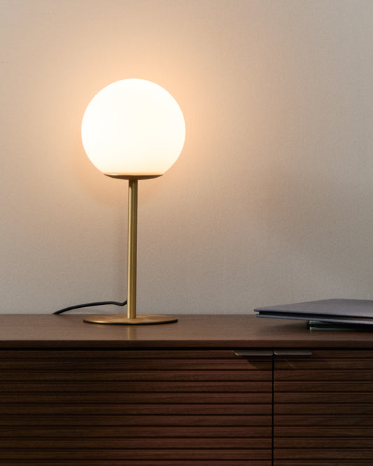 Brisia metal table lamp with brushed brass finish and 1 frosted glass ball Ø15cm