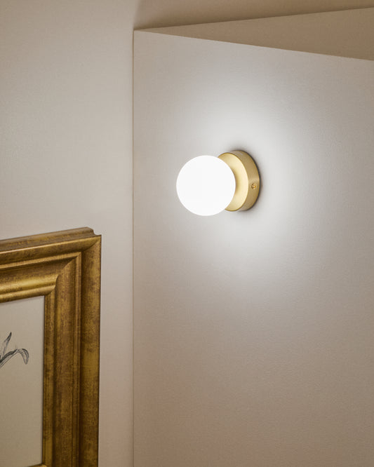 Brisia metal wall lamp with brushed brass finish and 1 frosted glass ball Ø8cm