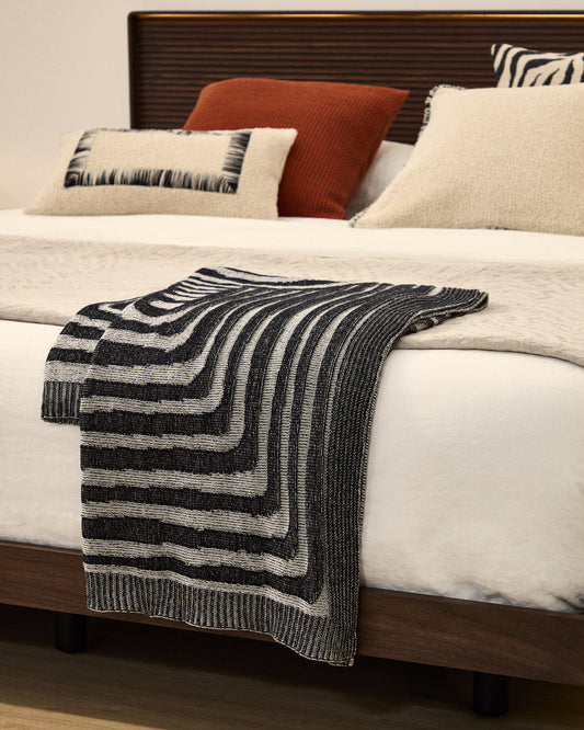 Oreli throw in black cotton jacquard with zebra pattern 130 x 170 cm