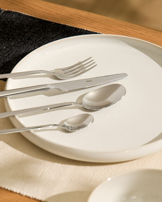 Dilora 16-piece stainless steel cutlery set with a glossy finish