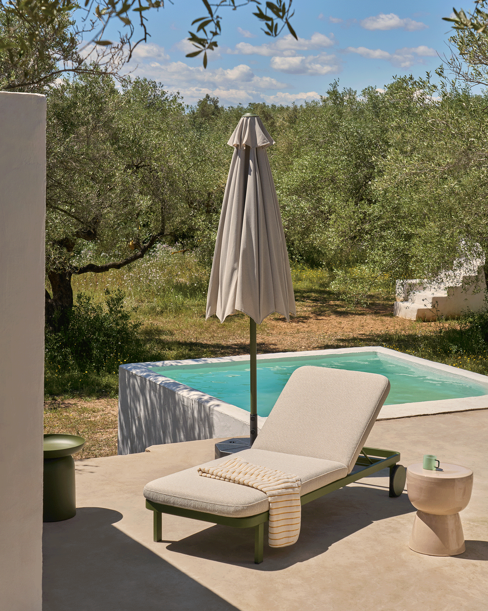 Milna beige parasol with central pole and green steel structure Ø300cm