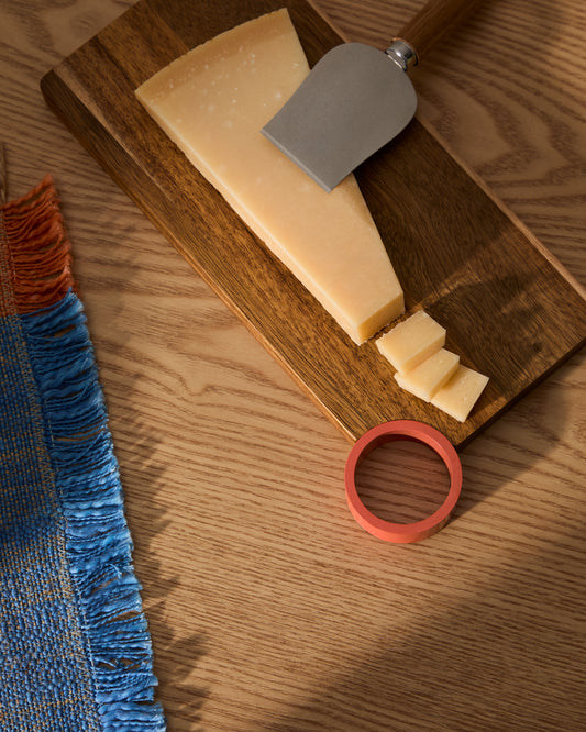 Zairin serving board in FSC 100% acacia wood and pink metal