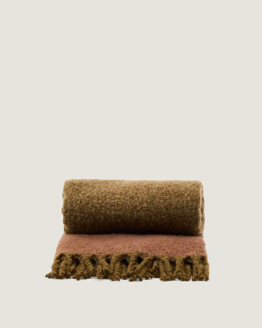 Elvori green blanket with fringing 170 x 130cm