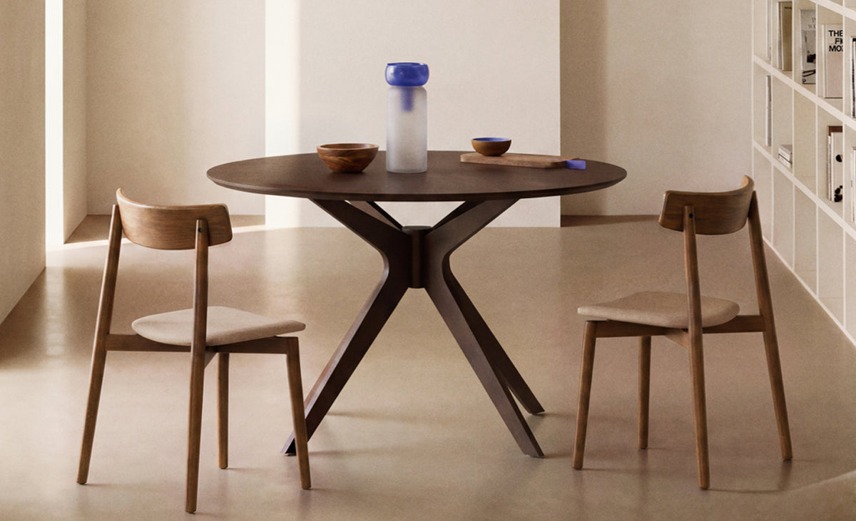 Evera chair in oak veneer with walnut finish