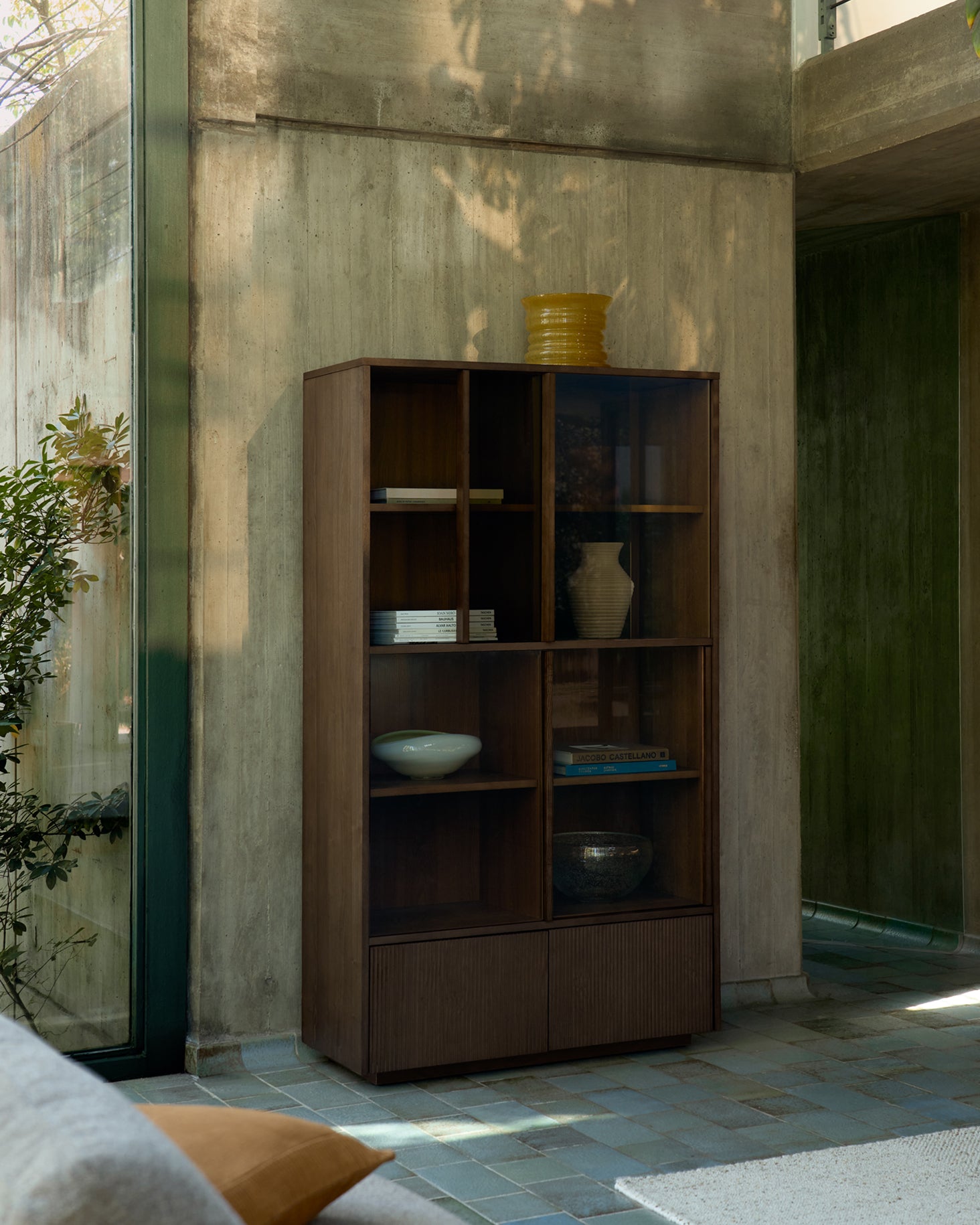 Helvine 4-door, 2-drawer display cabinet in ash veneer with walnut finish and tempered glass 100 x 174cm FSC 100%