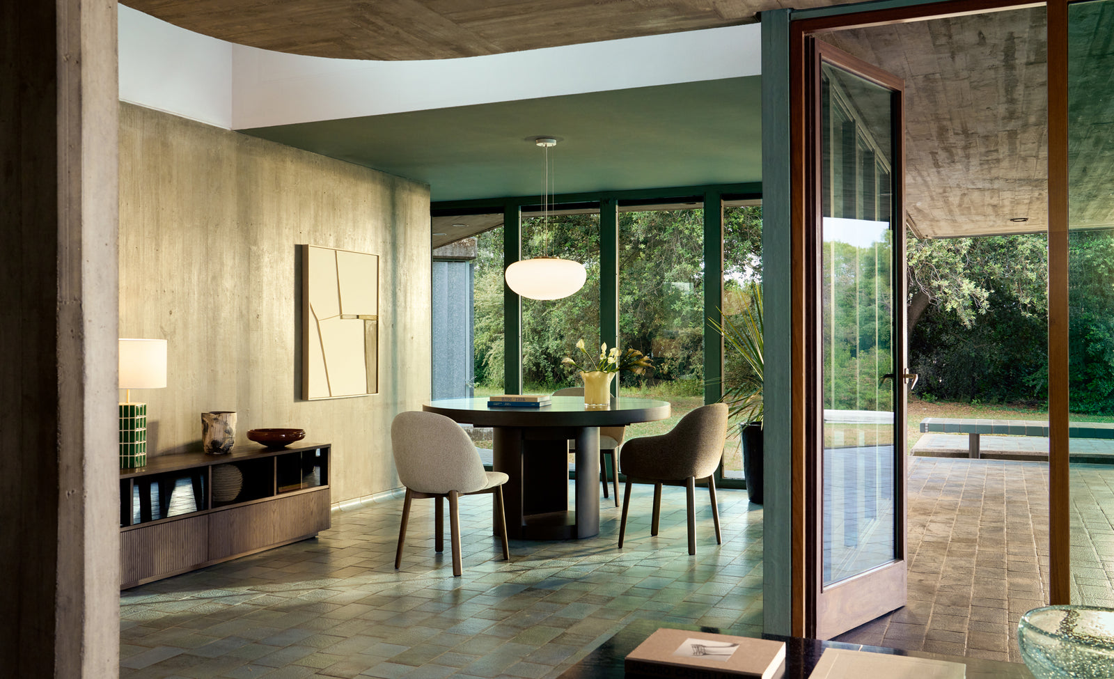 Artis extendable round table in solid wood and oak veneer with a walnut finish, FSC 100%, 150 (200) x 80 cm