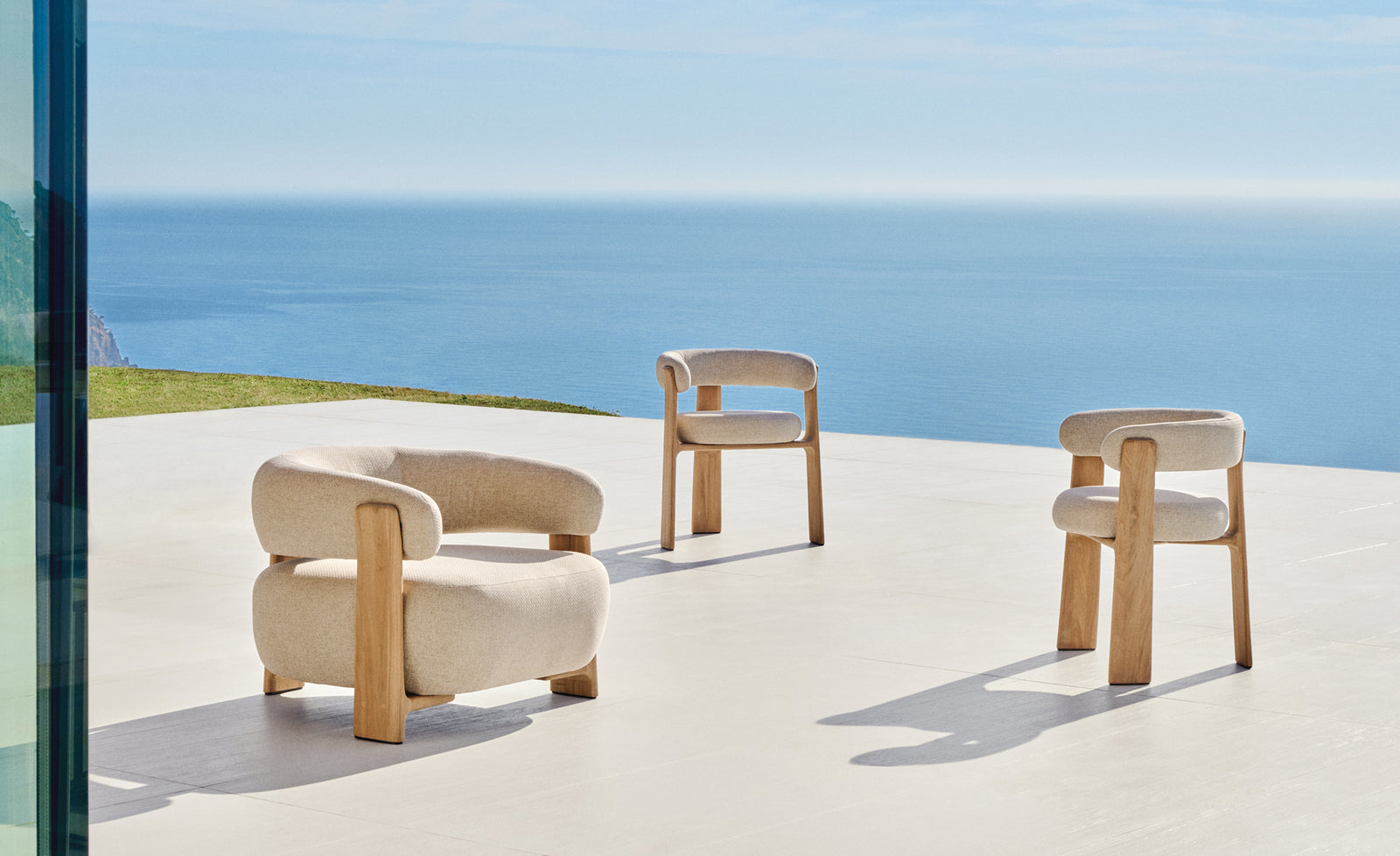 Granite 3-leg beige outdoor chair with FSC 100% solid teak wood legs in a natural finish